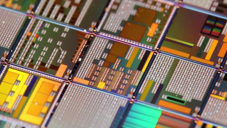 Primo piano di un wafer a semiconduttore in silicio. In elettronica, un wafer, chiamato anche slice o substrato, è una sottile fetta di semiconduttore, un silicio cristallino, utilizzato per la fabbricazione di circuiti integrati