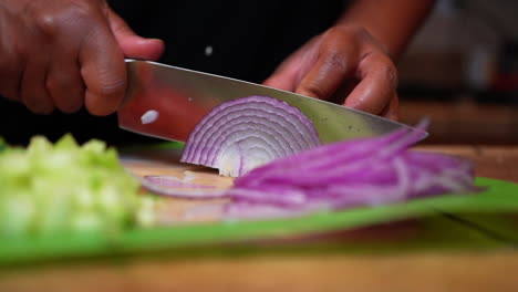 rebanar y picar una cebolla roja para agregar a una receta casera saludable - cámara lenta