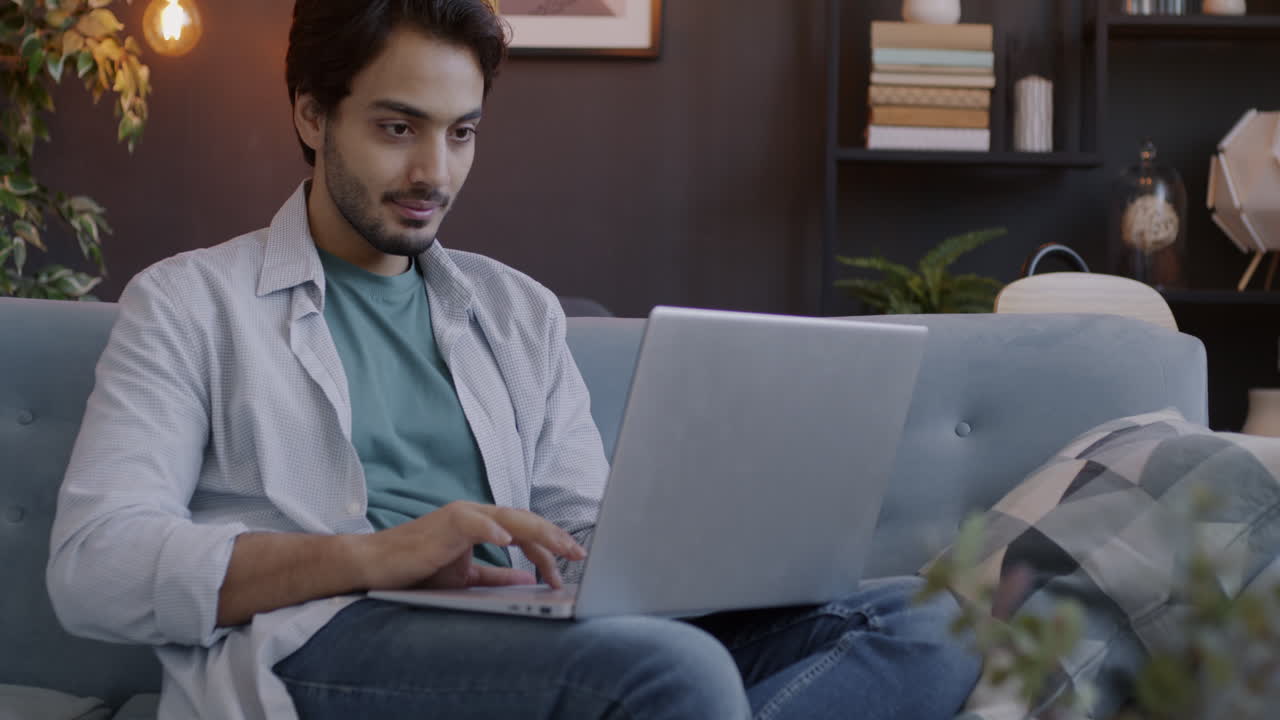 hombre trabajando en una computadora portátil en casa