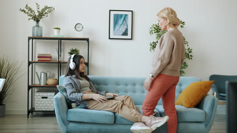 teenage daughter and mother arguing