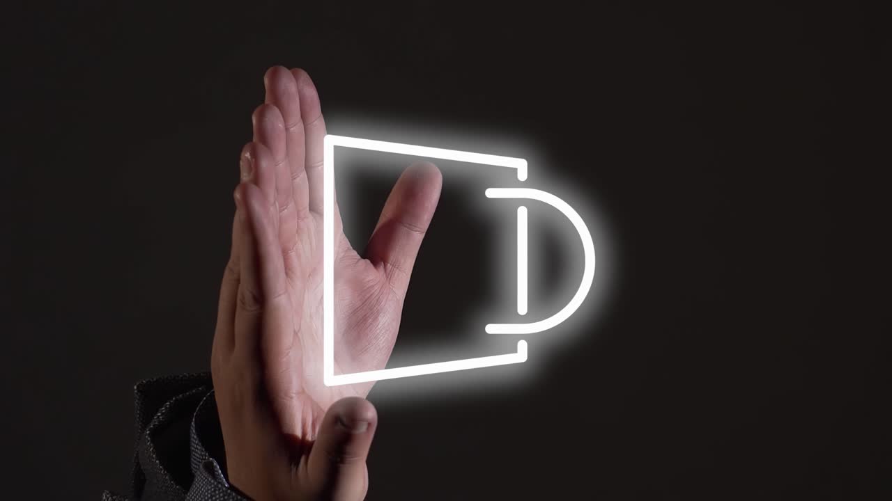 experiencia de compra en línea: logotipo de bolsa de compras virtual en las manos