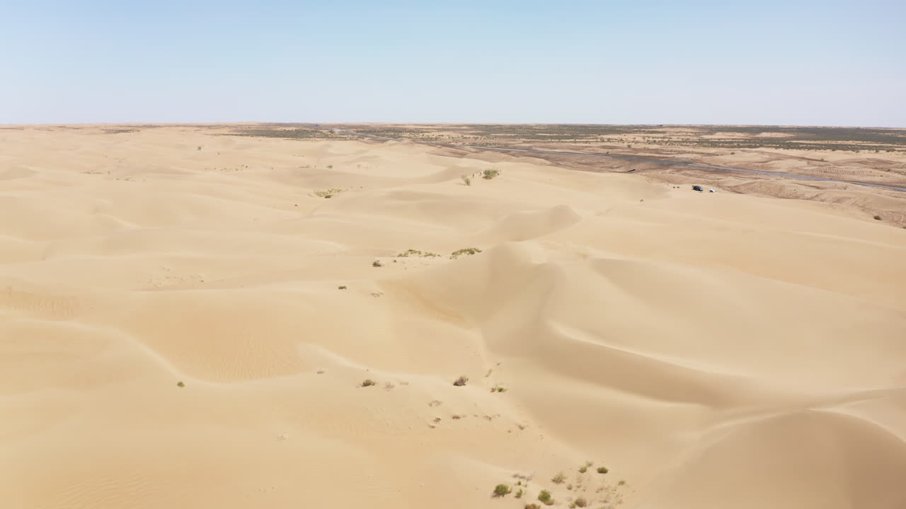 drone volando sobre las dunas de arena en el desierto de gobi