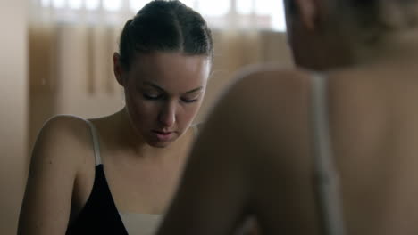 bailarines de ballet en la práctica