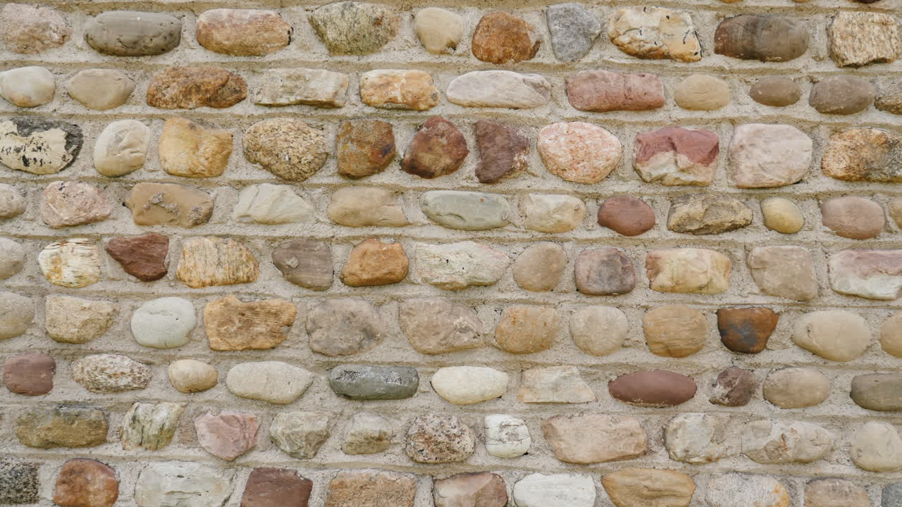 오래된 집에 있는 오래된 돌담의 질감