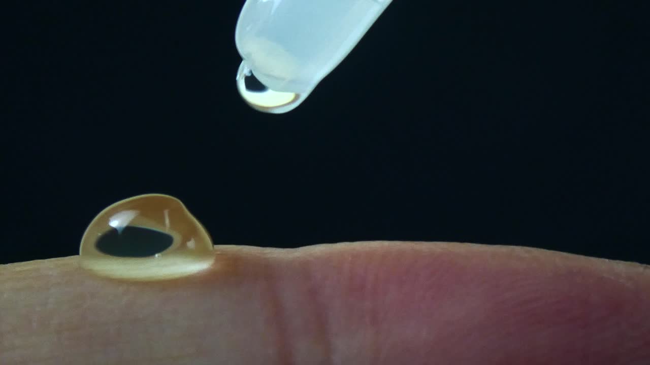 실시간으로 포착된 혈청 물방울의 놀라운 4k 매크로 클로즈업으로 풍부한 질감과 완벽한 세부 사항을 강조합니다. 피부 관리, 아름다움 및 화장품 제품 전시에 이상적입니다.