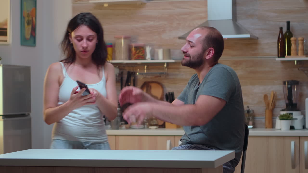 una pareja de mayores se divierten bebiendo.