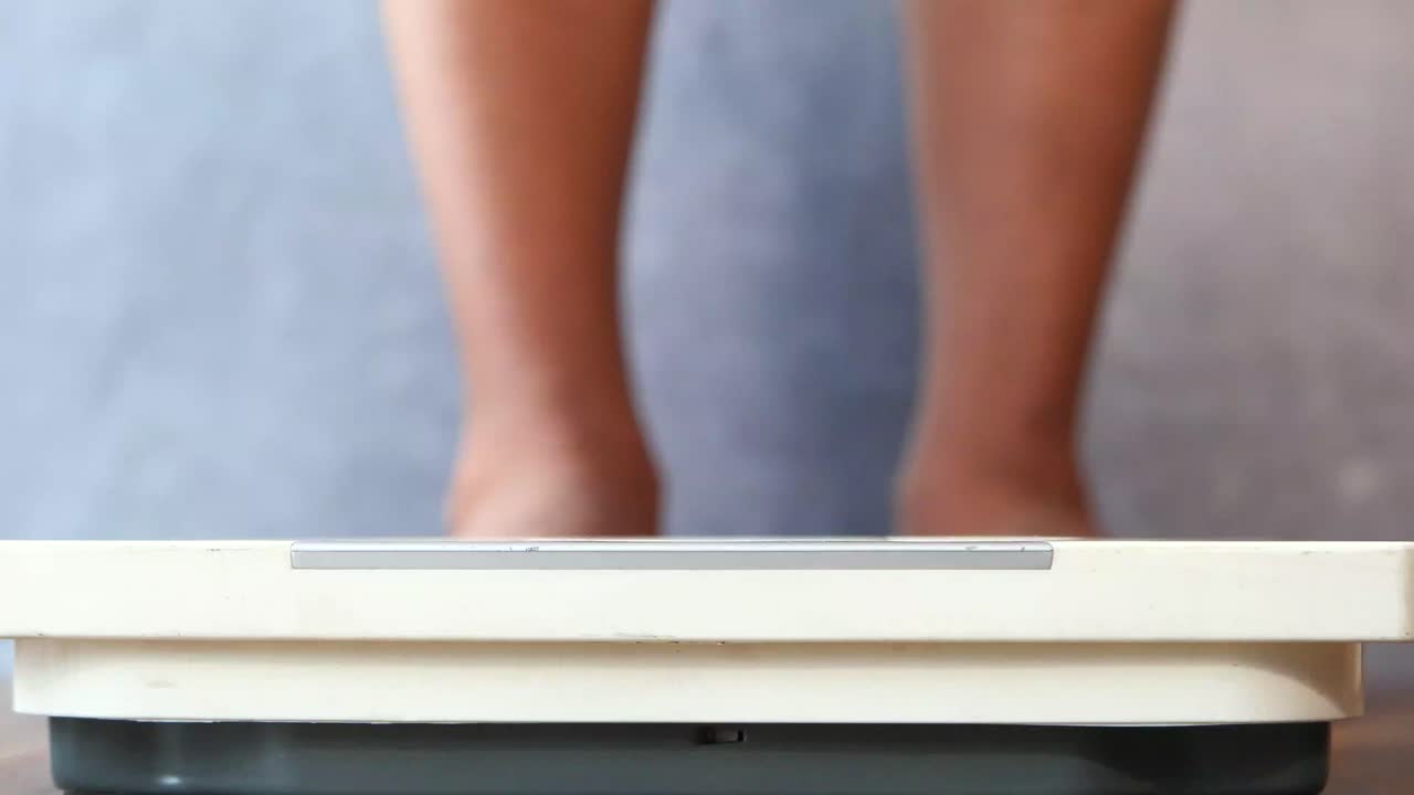 척도 위 에 서 있는 사람