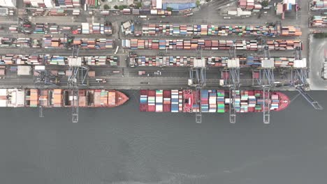 vista aérea de las aves sobre los buques portacontenedores atracados en la terminal de confianza del puerto de karachi