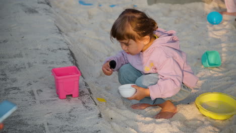 Kleines-Mädchen-Spielt-Auf-Dem-Seasalt-Sandgruben-Spielplatz-Im-Ökopark-Saltern-Gaetgol