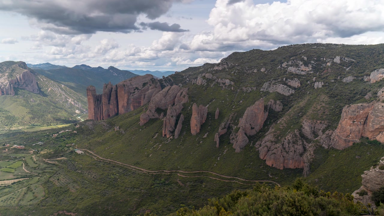 Punto di osservazione degli avvoltoi a Huesca, Spagna. Timelapse diurno.