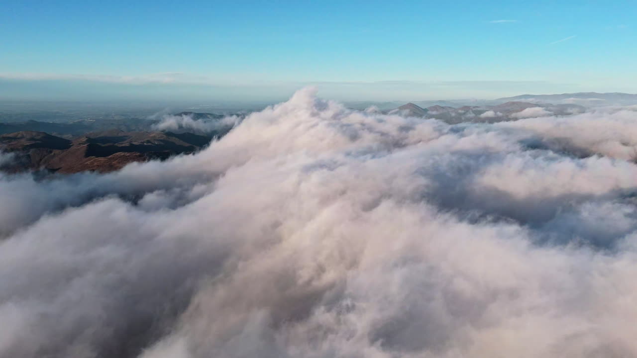 Nuvole dense su montagne panoramiche all'alba, vista rilassante e ampia