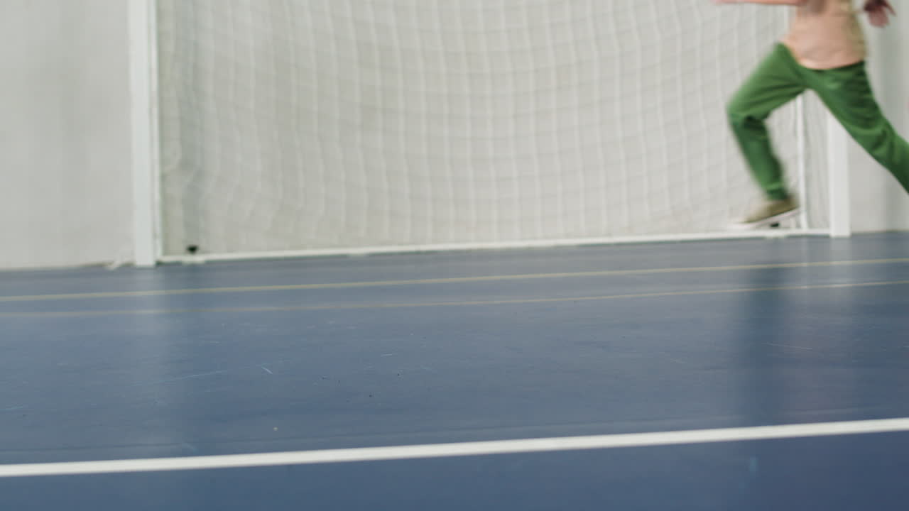 실내에서 뛰는 아이들