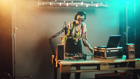 mujer dj somnolienta bostezando y tratando de mezclar discos