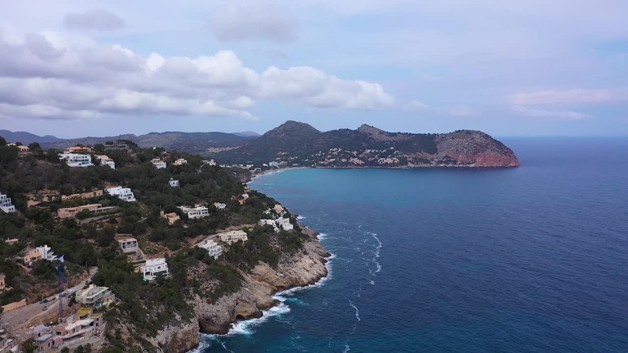 Voo de drone ao longo da costa de Maiorca perto de Cala Torta, mostrando a costa e as casas