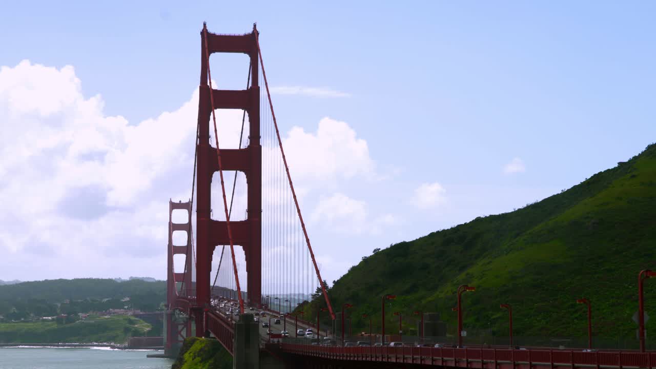 샌프란시스코 금문교와 지나가는 자동차들