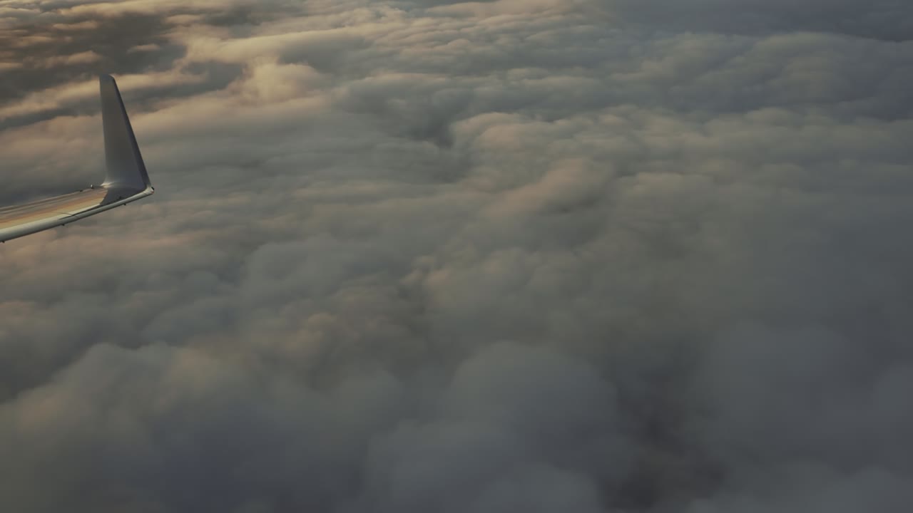 volando sobre las nubes en un avión de pasajeros