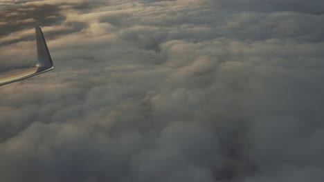 volando sobre las nubes en un avión de pasajeros