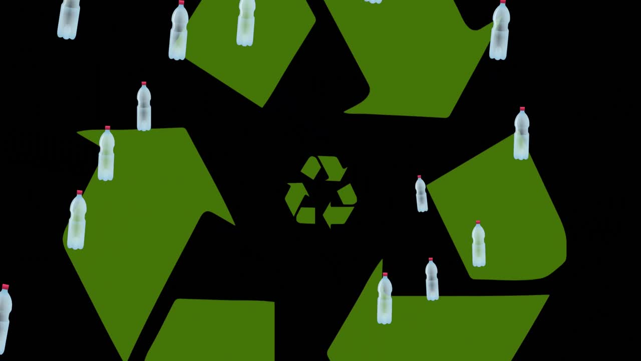 animación de botellas y símbolo de reciclaje sobre fondo negro