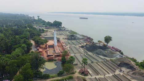 la industria del ladrillo se desarrolló alrededor del suelo aluvial a lo largo del río ganga