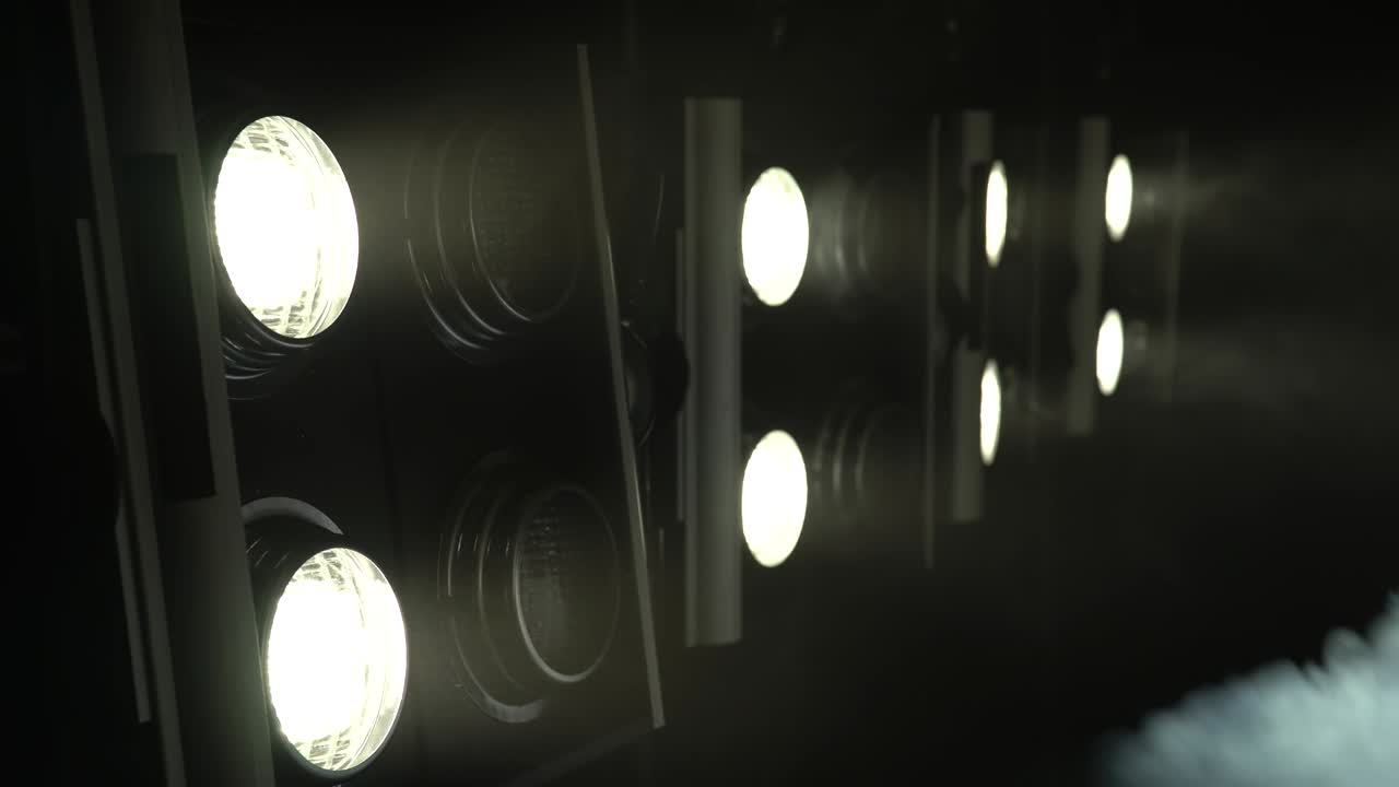 grandes proyectores con luz parpadeante crean música de colores