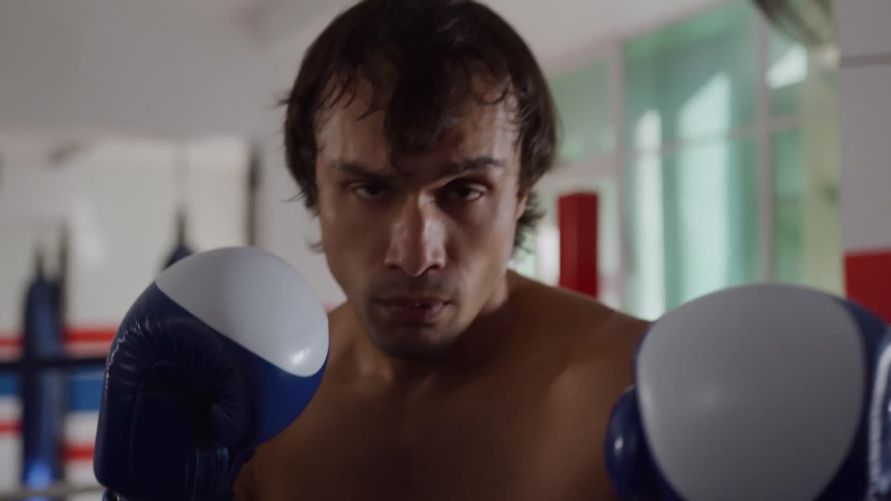 hombre caucásico enojado en el ring de boxeo