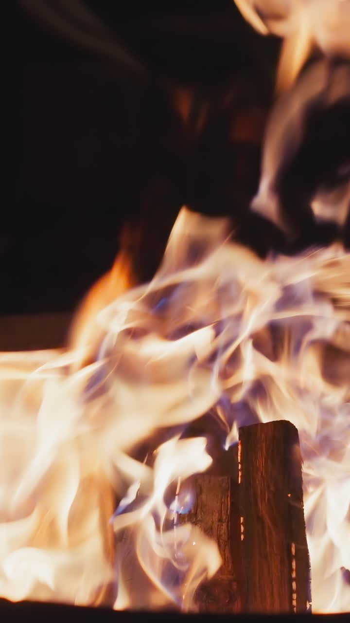 la quema de leña en un caldero de acero tarde en la noche. la hoguera proporciona luz y calor reconfortantes durante las horas tardías de la noche. el crujido de la leña crea una atmósfera serena