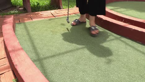 amigos divirtiéndose bajo el sol en el minigolf