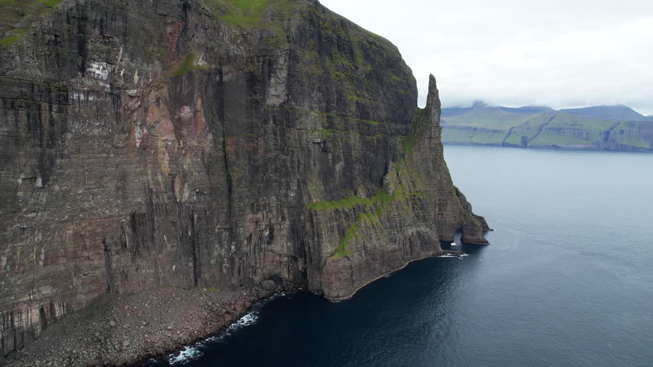 fotografía aérea al revés que muestra acantilados empinados en la isla de vagar durante un día místico nublado, islas feroe
