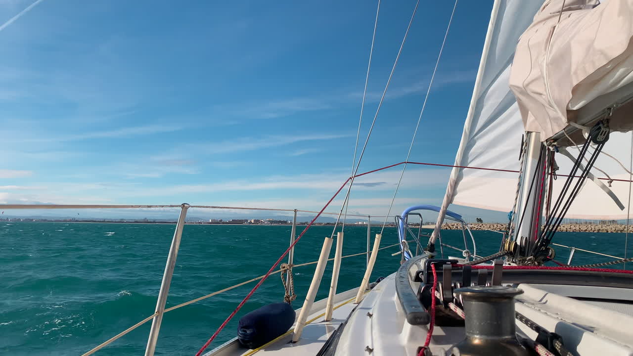 vista de la cubierta delantera de un velero bajo vela cerca del puerto de valencia, españa