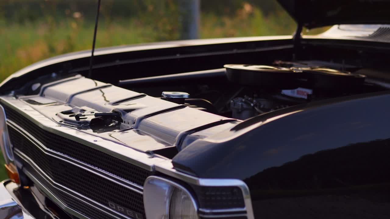 녹색 초원에 있는 오펠 올림피아 클래식 자동차, 열린 후드, 슬라이더 샷, 50fps, 느린 동작