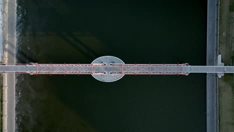 puente peatonal sobre el río des moines en el centro de des moines, iowa con video de drones por encima y bajando