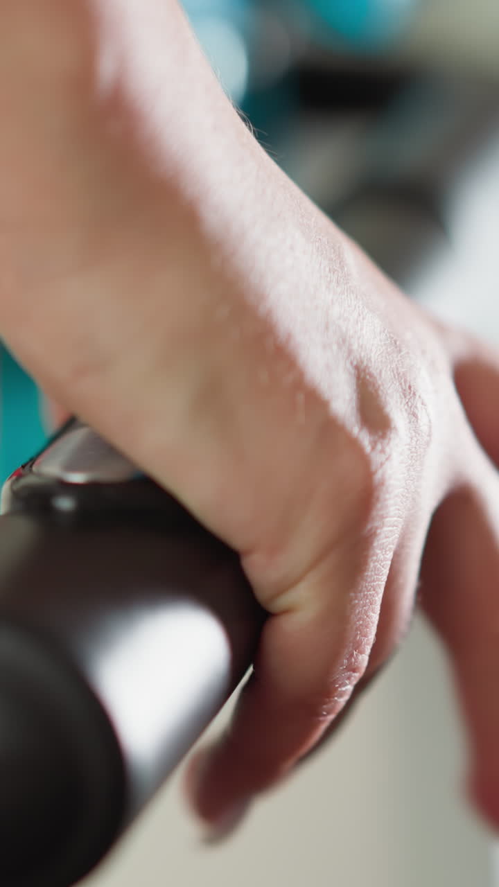 mujer mueve los dedos sobre el manillar de la cinta de correr de cerca. atleta toma un descanso después de correr apoyándose en el manillar en el club de fitness. bienestar deporte modo de vida