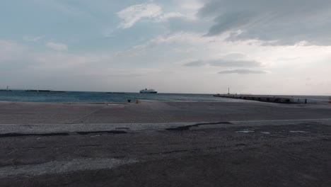 Barco-Acercándose-Al-Puerto-De-La-Isla-De-Tinos-En-Un-Día-Ventoso-En-Cámara-Lenta