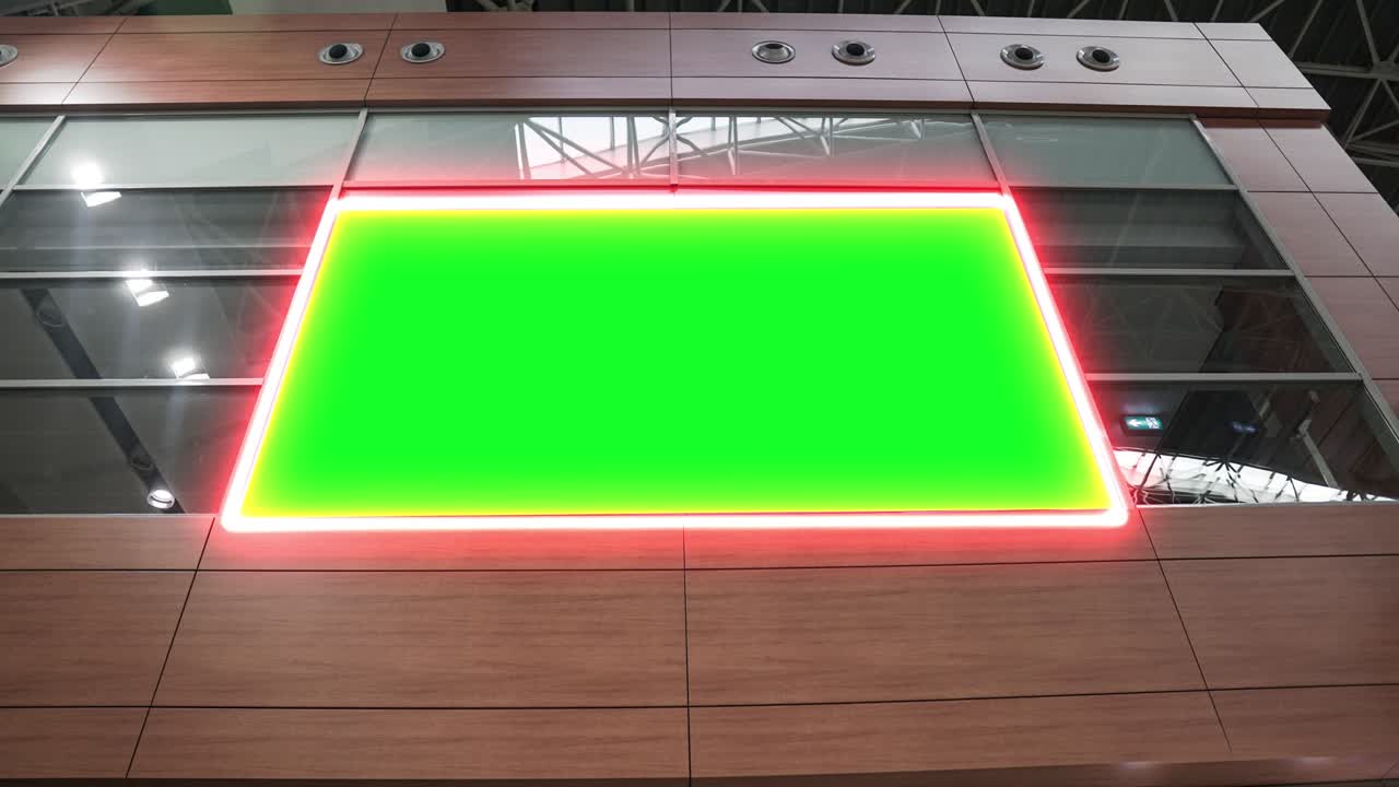 cartel en pantalla ancha vacío con pantalla verde, canal alfa. marco de llave de croma en el pasillo del aeropuerto, gran pancarta para el marketing.