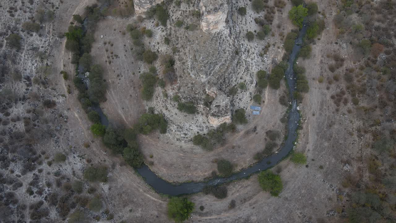 강의 흐름에 있는 계곡