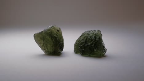 auténticas rocas de moldavita crudas piedras preciosas de cristal 4k 30p tomas macro