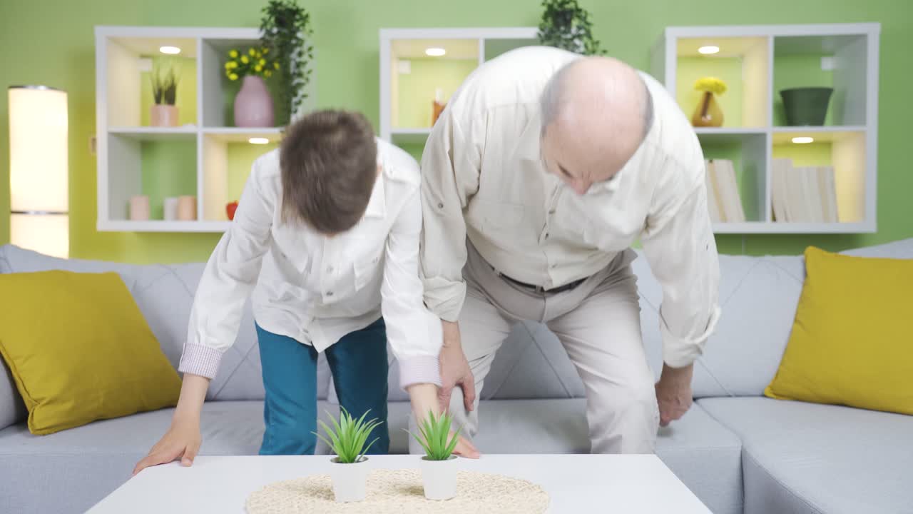 여행에서 온 할아버지와 손자는 피곤합니다.