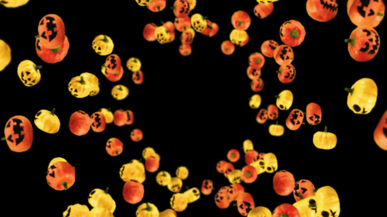 volando muchas calabazas naranjas y amarillas sobre fondo negro. caricaturas caras con sonrisa. animación 3d para el halloween de vacaciones. animación de bucle.