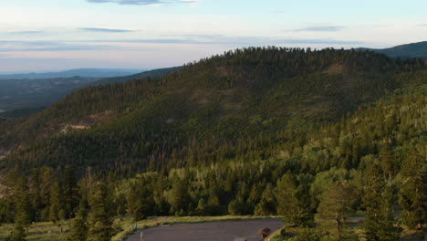 Aerial-view-over-a-viewpoint-in-the-mountains,-sunny-evening-in-Utah,-USA