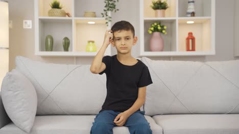 un niño mirando pensativo a la cámara.