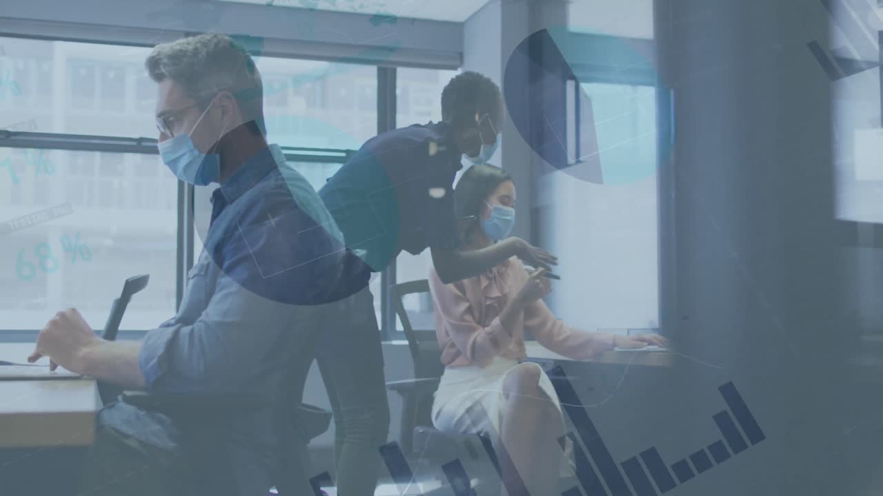 사무실에서 마스크를 쓰고 이야기하는 사업가들에 대한 금융 데이터 처리 애니메이션