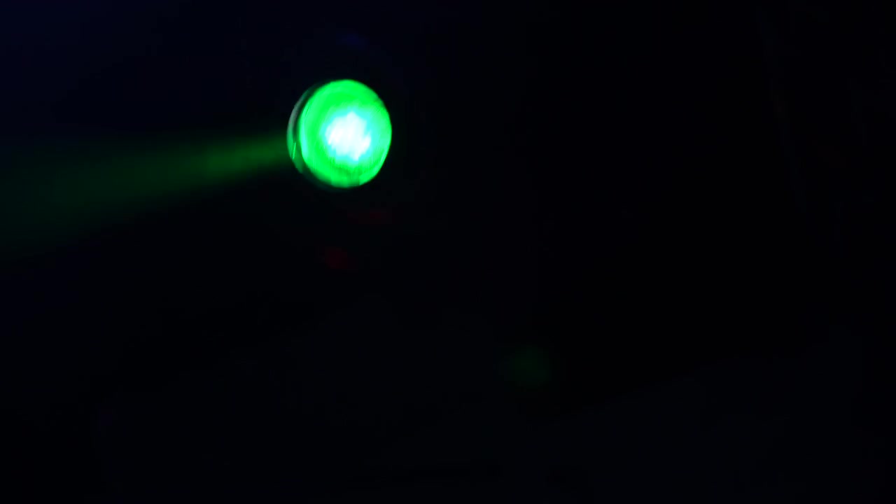 Farbenfrohe Lichtshow in einem dunklen Veranstaltungsort