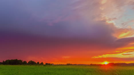 colorido cielo de puesta de sol sobre campos verdes en el campo