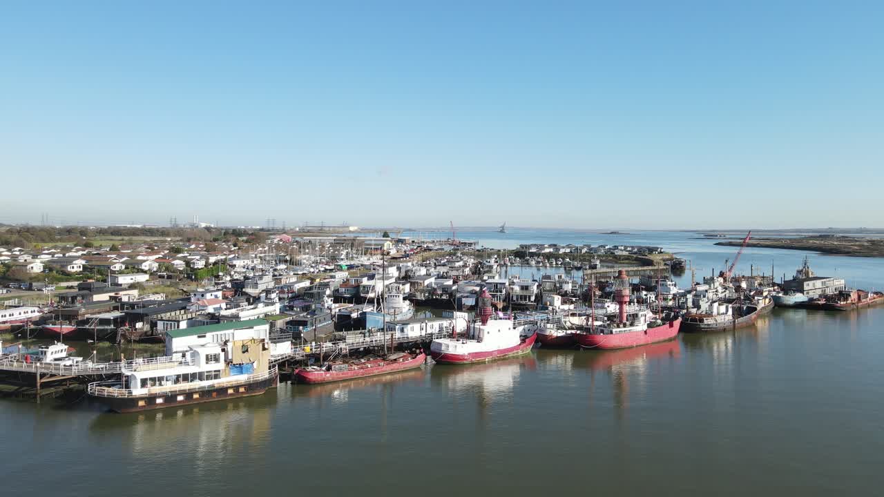 강 메드웨이 켄트 드론 영상에 정박한 오래된 등대