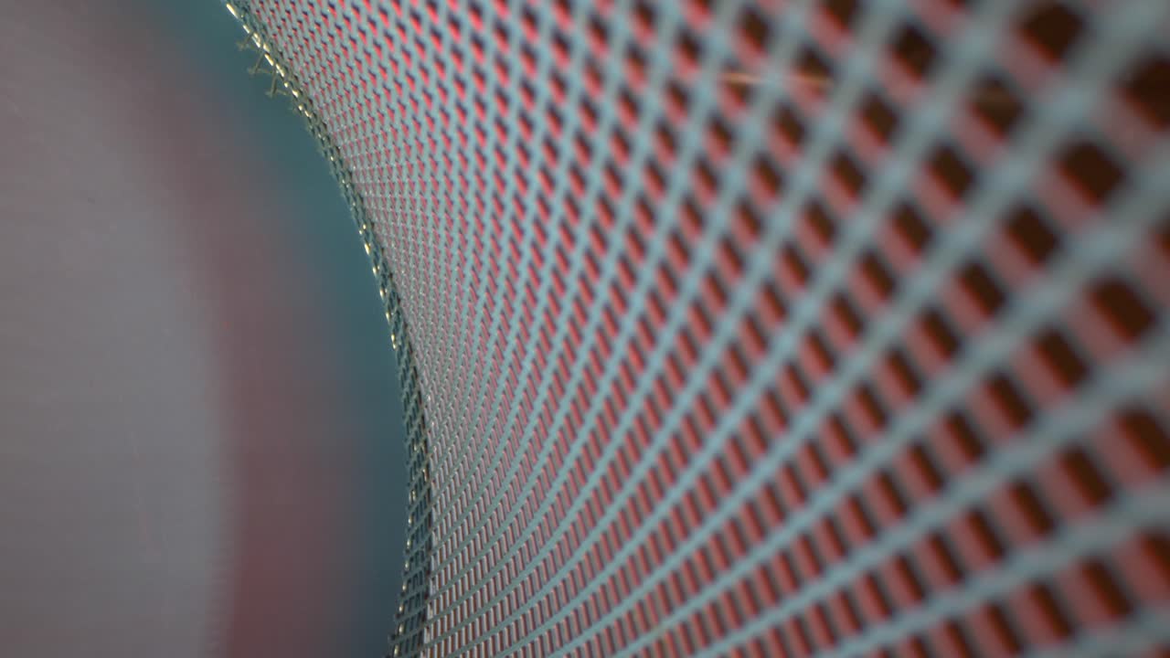 estante que enfoca una rejilla metálica curva