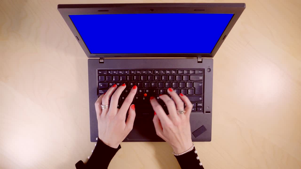 mujer trabajando en su portátil con pantalla de croma azul, vista superior