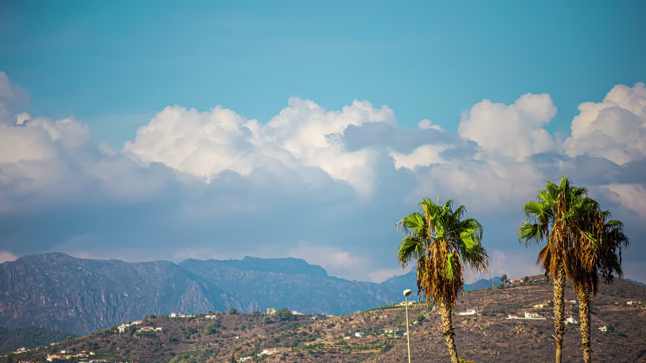 타임  ⁇ 스: 산맥 위 에 두꺼운 구름 이 쌓여 있다