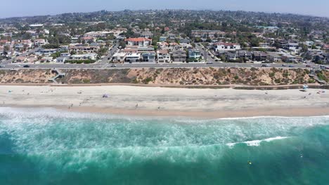 disparo de un dron sobre la ciudad costera de carlsbad en california