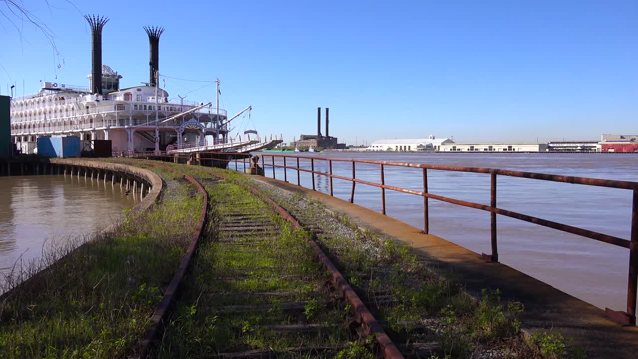 미시시피 리버보트가 뉴올리언스 루이지애나 1 근처의 부두에 앉아 있습니다.