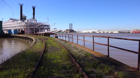 un barco fluvial de mississippi se asienta en un muelle cerca de nueva orleans luisiana 1
